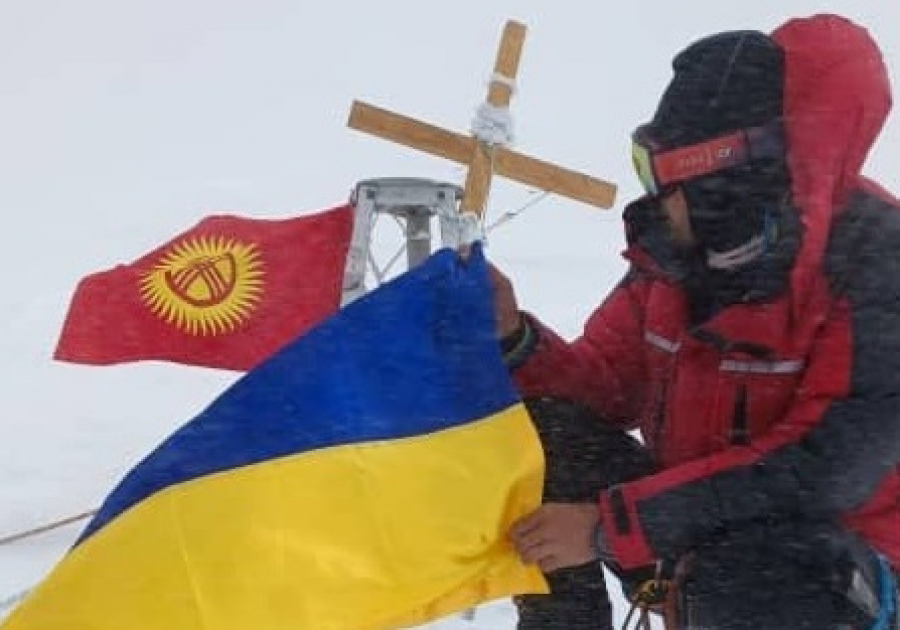 Флаг альпинистов. Хан Тенгри пик флаг Украины. Украинский флаг. Альпинисты Кыргызстана.