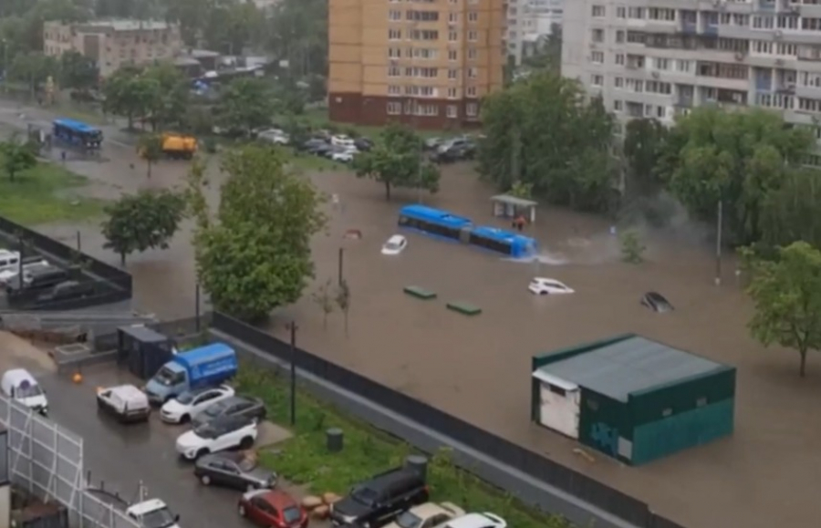 Москву затопило, тонут даже автобусы - видео