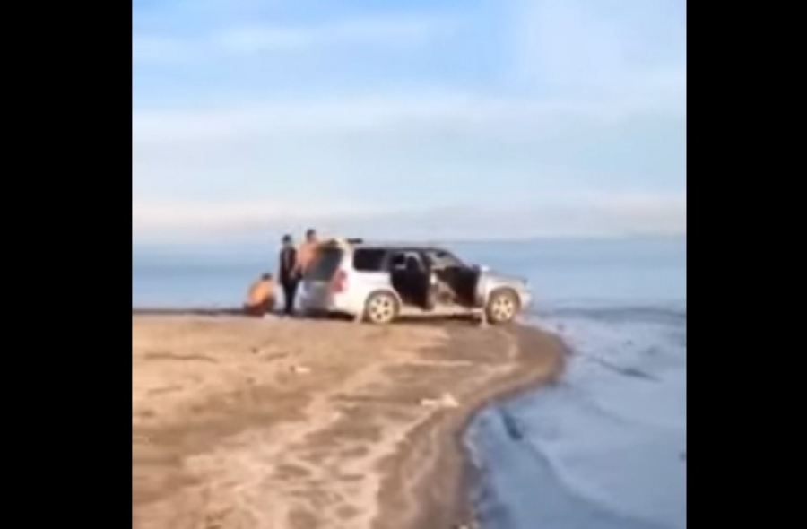 Как «вразумить» водителей, которые паркуют автомобили на пляжах Иссык-Куля?