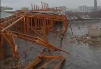 В Бишкеке сильный ветер сорвал крыши домов