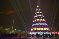 На площади «Ала-Тоо» начался демонтаж главной новогодней елки (видео)