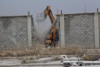 Мэрия Бишкека начала снос забора вокруг посольства КНР