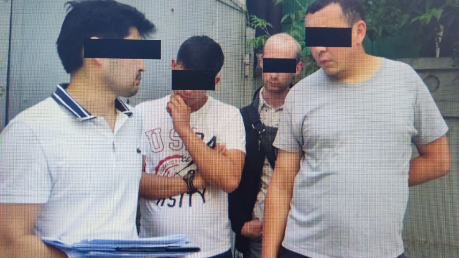 В Бишкеке задержали лжемилиционера, вымогавшего деньги у горожан (фото)