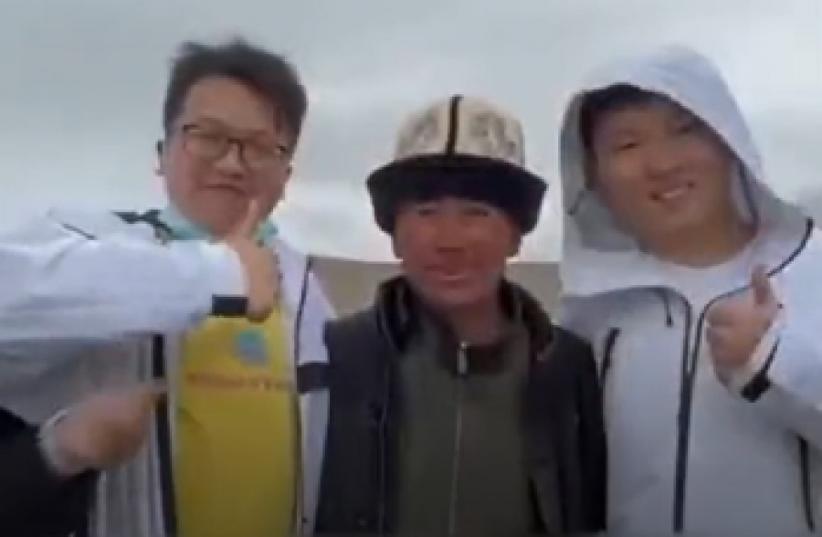 В Китае кыргыз безвозмездно помог туристам вытащить машину из грязи (видео)