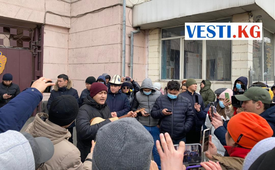 Митинг гражданских активистов продолжается возле здания ГУВД Бишкека (фото)