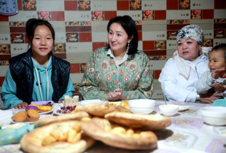 Aigul Japarova visited the Kut Kadam family-type orphanage in the Kadamjay district – Vesti.kg