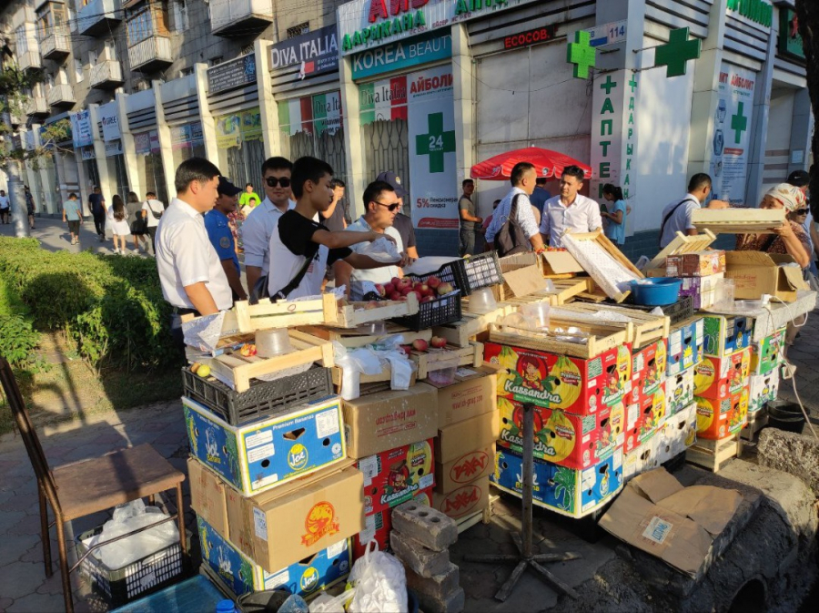 На центральных улицах Бишкека убрали пять точек стихийной торговли