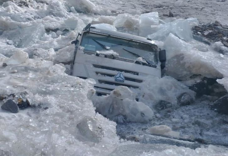 В Нарынском районе грузовик упал в реку, рабочий погиб