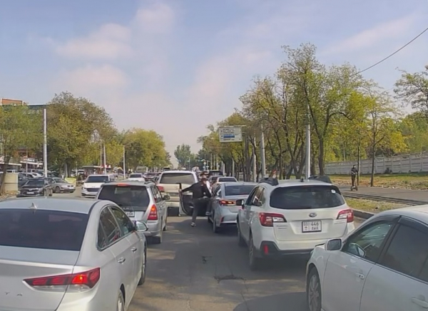 В Бишкеке водитель Lexus избил на дороге таксиста (видео)