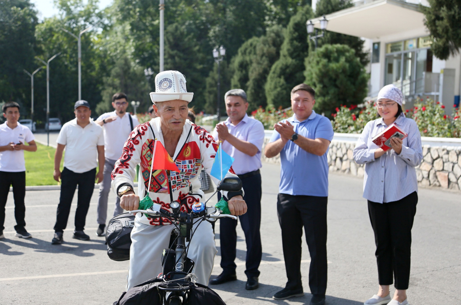 77-летний житель Оша отправится в Астану для участия в ВИК на велосипеде