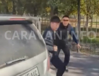 В селе Новониколаевка мужчина ударил школьника после перепалки (видео)