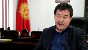 По примеру президента. Глава Чуйской области подарил ГИК две квартиры (видео)