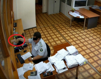 ГКНБ задержал пятерых инспекторов таможни «СЭЗ Бишкек» за взятки (видео)