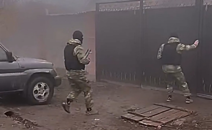 В Бишкеке оперативники задержали наркодельца - видео