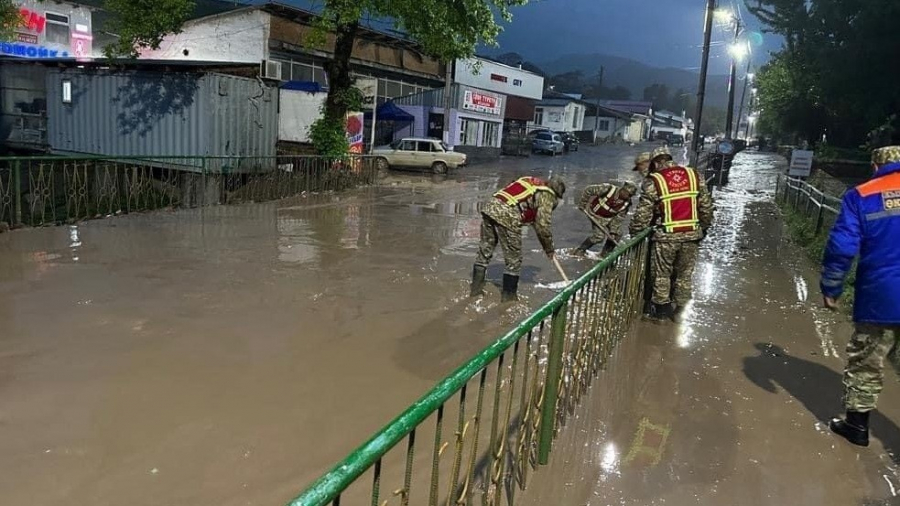 ГКНБ: Задержанные экс-чиновники виновны в наводнении в Оше