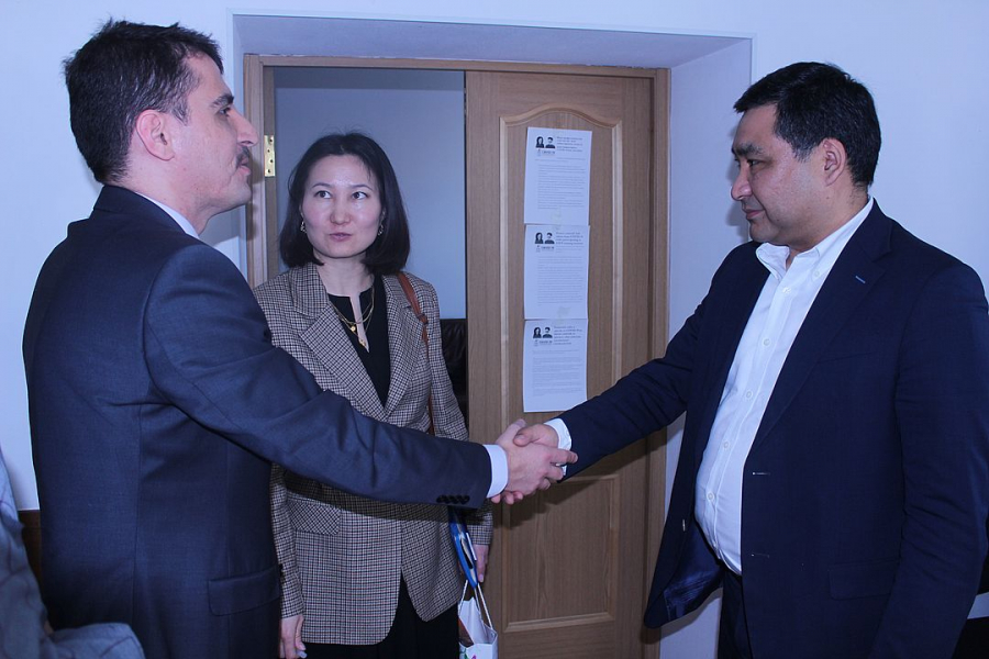 Министр экономики Данияр Амангельдиев встретился с главой правления компании «Мир холдинг» Ибрагимом Мирмахмутогуллары