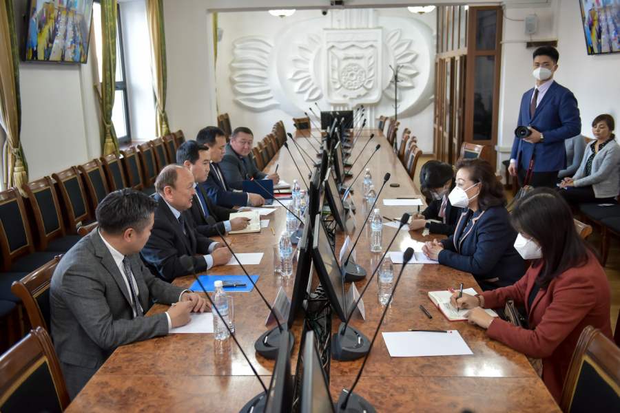 Мэр Бишкека обсудил с послом Китая вопрос доставки 120 автобусов из КНР