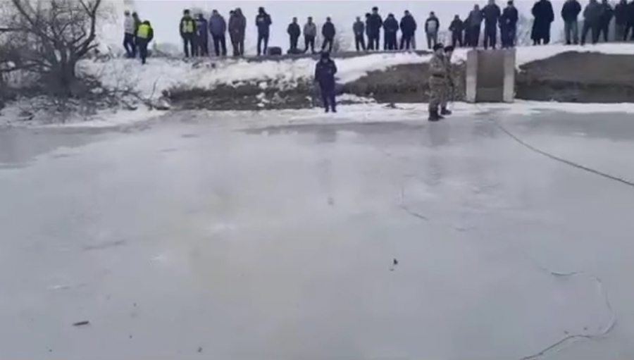 В Мурас-Ордо 5 детей провалились под лед, двое утонули - видео