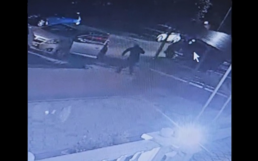 Бишкекчанин на улице избил маленькую дочь, схватил за волосы и начал бить об машину (видео)