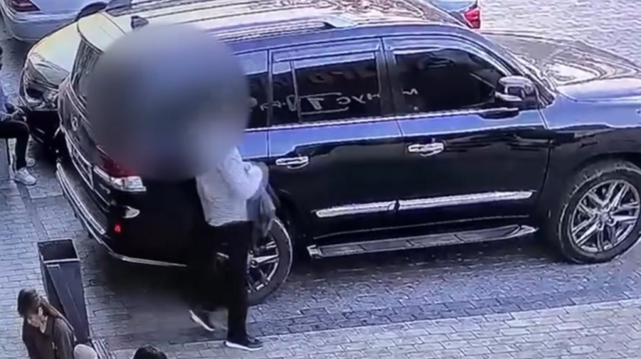 Иностранцы обворовывали машины на парковках ТЦ в Бишкеке - видео