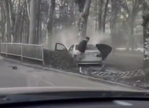 Пьяный водитель на BMW снес часть ограждения на улице 7 апреля (видео)