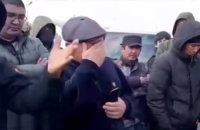 Кыргызстанцы на границе РК: Зачем нам президент и депутаты, которые не могут решить нашу судьбу в такое непростое время?! (видео)
