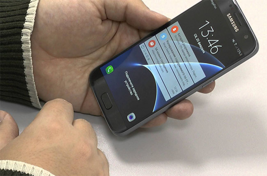Что будет с нашими телефонами. Прослушка Samsung. Mobile-Review фото. Телефон наше время. Mobile Review Samsung