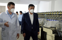 Сооронбай Жээнбеков ознакомился с производством медицинских масок в Чуйской области