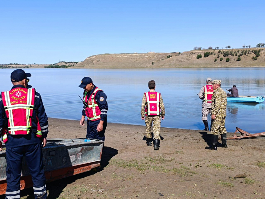 Более 160 человек ищут двух девочек, упавших в реку на Иссык-Куле