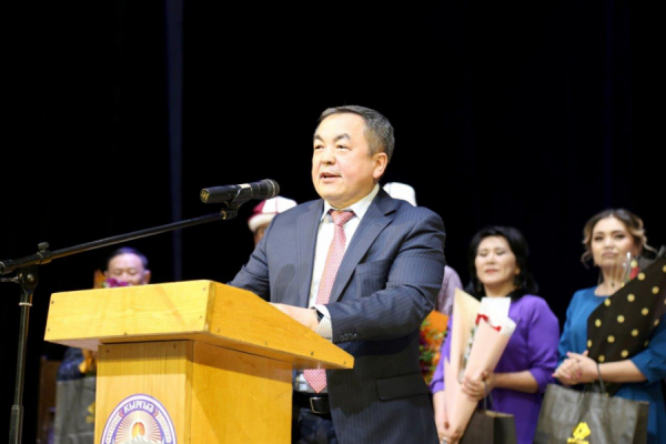 «Кумтөр» Улуттук филармониянын солисттеринин Каракол шаарындагы спектаклинин премьерасына демөөрчү болду