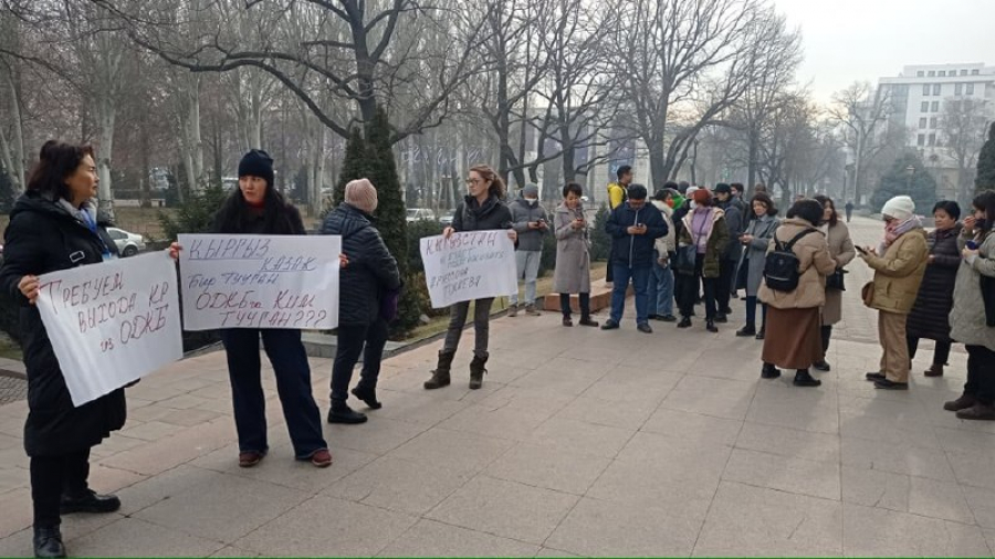 Против отправления. Активисты Кыргызстан. Митинг против ОДКБ. Митинг против Алакачу Бишкек. Казахстан митинг кыргыз армия.