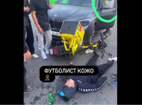 Нападающий сборной Кыргызстана Кожо Жоэль на BMW сбил курьера в Бишкеке