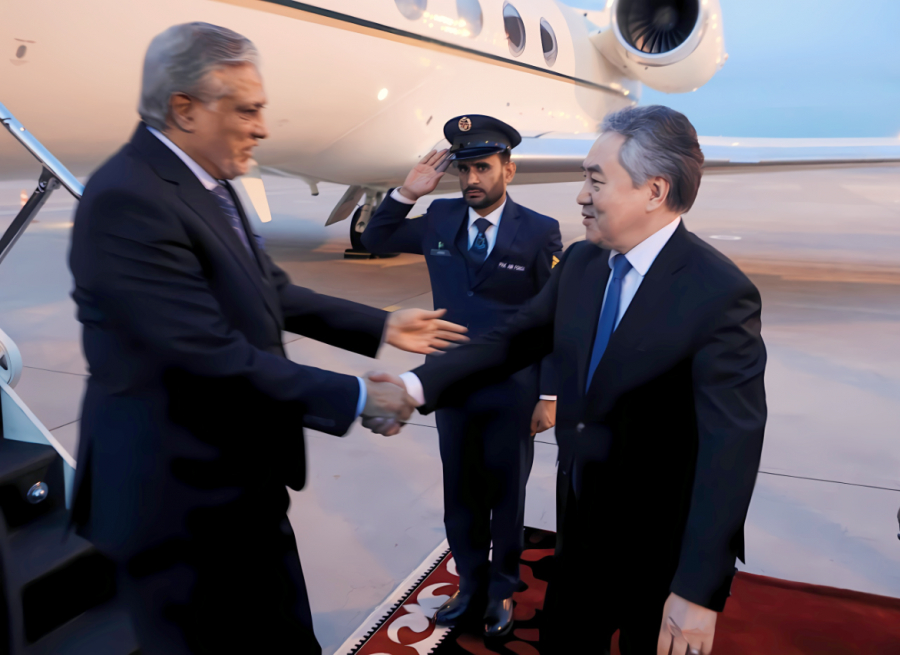 В Бишкеке прибыл министр иностранных дел Пакистана Мохаммад Исхак Дар
