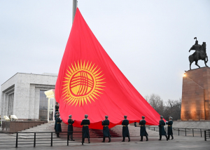 Попытка №.. На площади Ала-Тоо торжественно подняли новый флаг Кыргызстана