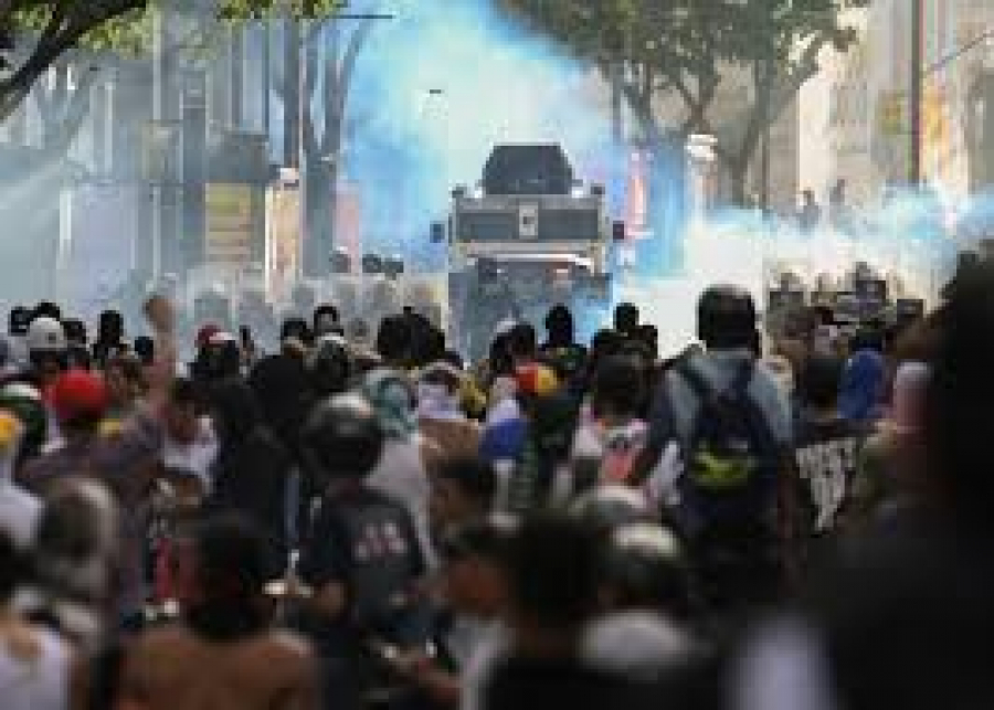 Массовые протесты начались в Венесуэле после переизбрания Мадуро (видео)