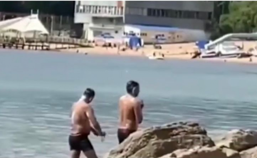 Прямо как в бане. Иностранцы помылись с мылом в озере Иссык-Куль (видео)