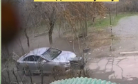 Во дворе дома в Бишкеке машина наехала на пенсионерку-инвалида (видео)