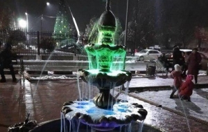 Фонтаны из незамерзайки включили в Кара-Куле, несмотря на морозы (видео)