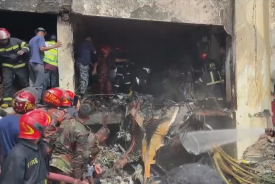 Самолет ВВС Бангладеш рухнул на территорию колледжа в Дакке (видео)