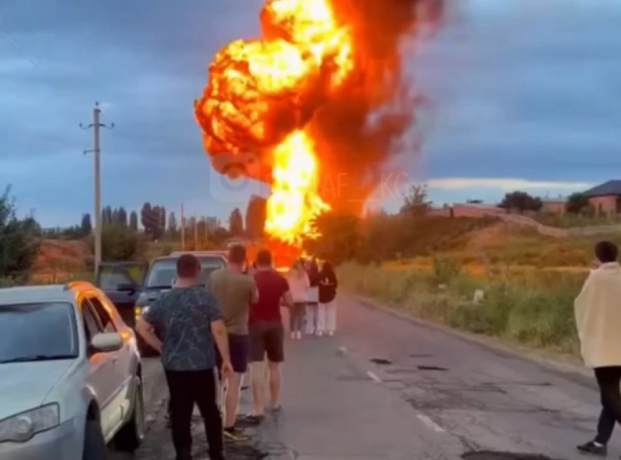 По дороге в Иссык-Ату сгорел грузовик с ГСМ - видео