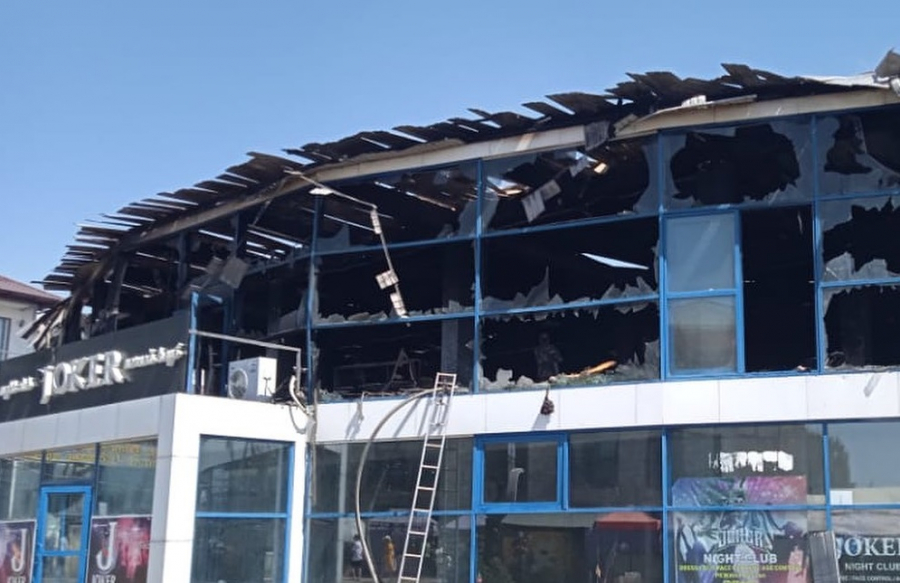 МЧС: Пожар в ночном клубе Joker на Иссык-Куле полностью потушен (фото)
