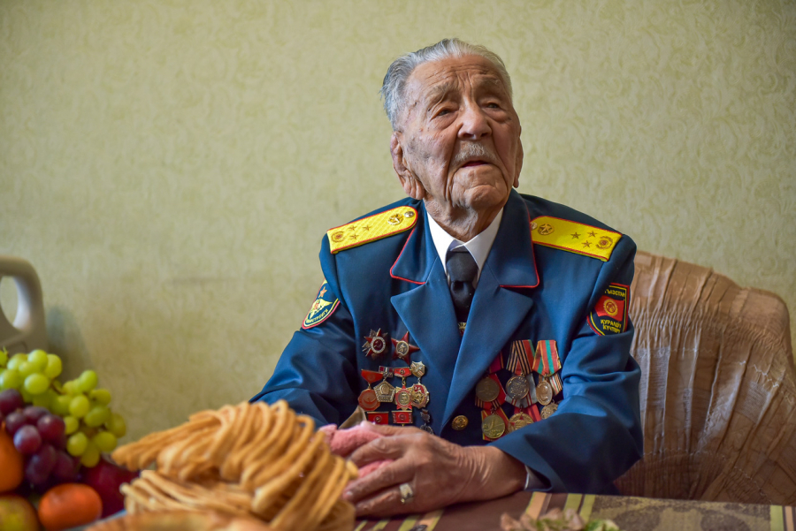 Мэр Бишкека поручил решить вопрос выделения квартиры ветерану ВОВ