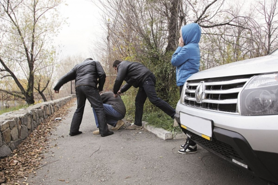 Бишкекчанина похитили, увезли за город и избили