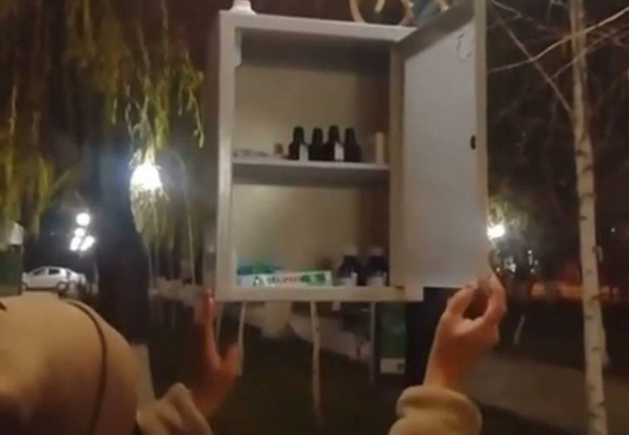 В одном из парков Оша людей приятно удивила висящая аптечка (видео)