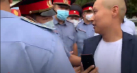 Милиционеры увели Тилека Токтогазиева с митинга в поддержку «Кыргызстана» (видео)