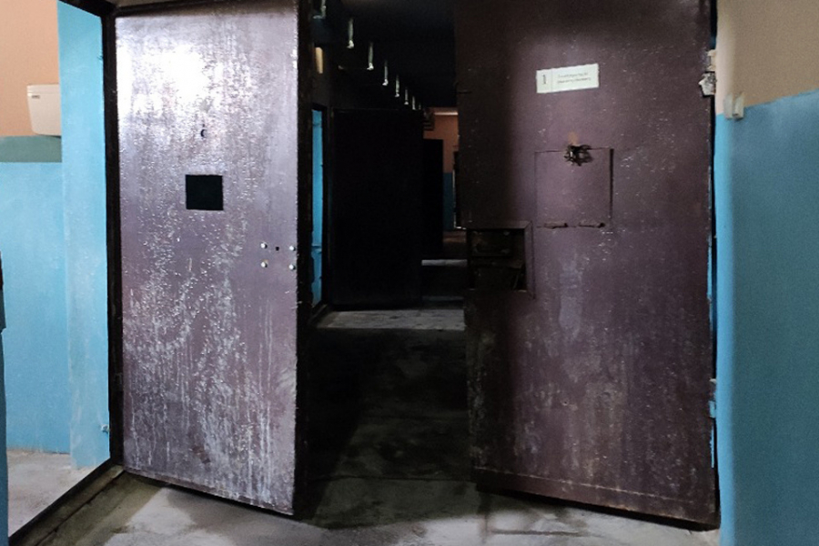 Нет туалетов, кроватей, отопления: НЦПП об условиях в ИВС Кыргызстана