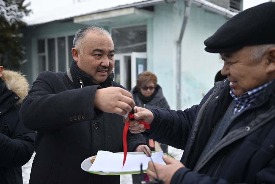 Нурланбек Шакиев подарил микроавтобус Сокулукскому реабилитационному центру для ЛОВЗ