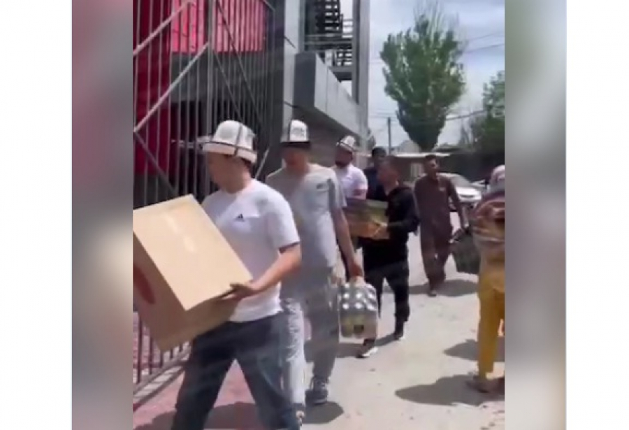 Кыргызстанцы помогают иностранным студентам в Бишкеке