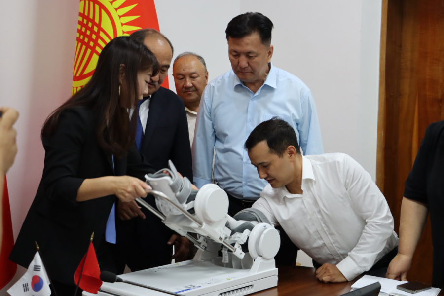 Корея передала Минздраву КР 20 роботизированных тренажеров для реабилитации пациентов