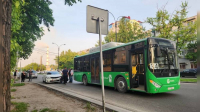 В Бишкеке дорожная ссора водителей автобуса и легковушки закончилась в милиции